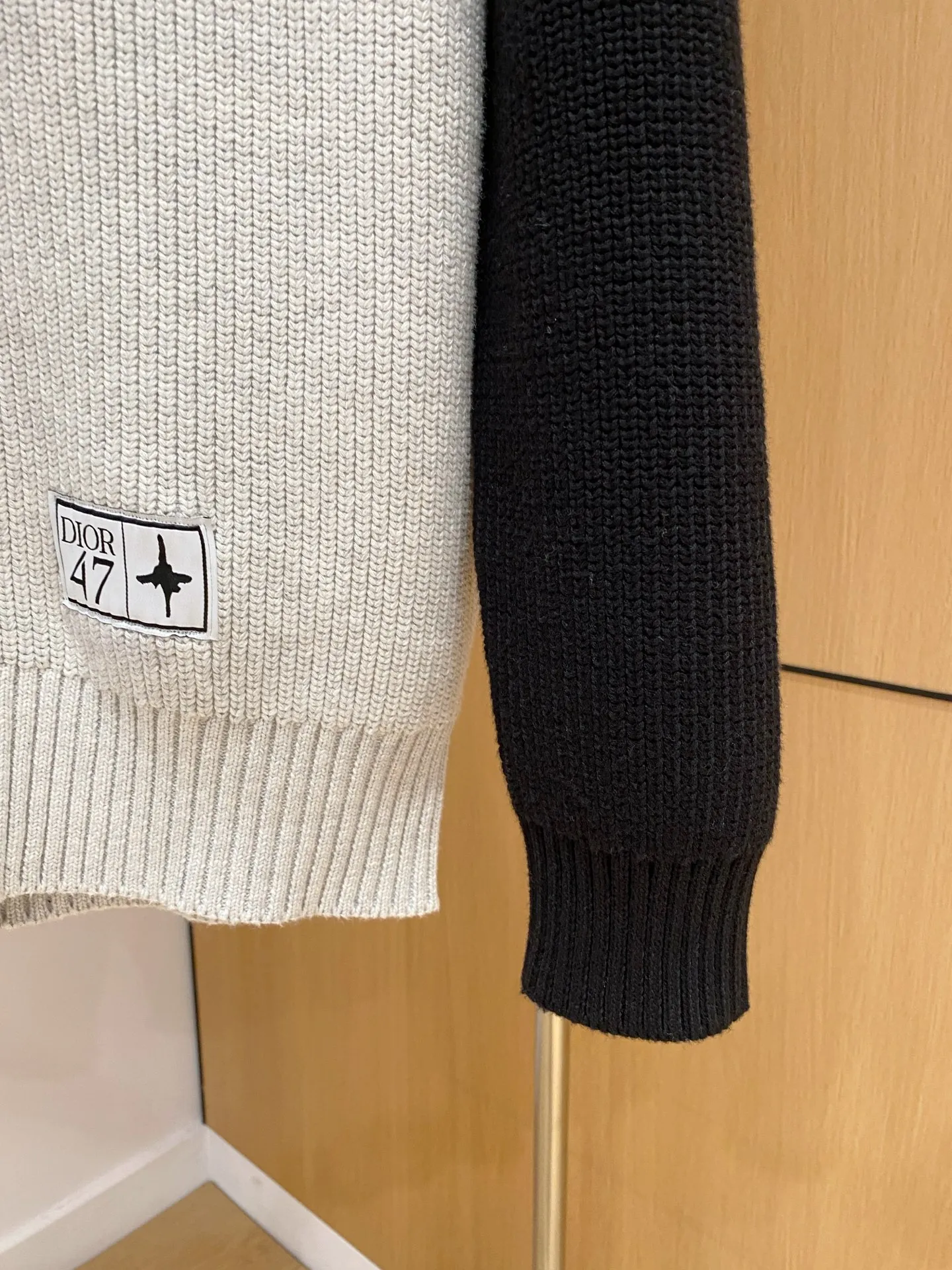 🅿️540 【DIOR】Autumn and winter classic cardigan sweater, in full condition! ! ! Wool blended fabric, the latest model in 2025, golden ratio! ! Slim-fitting soft gold, versatile and practical item, the combination and practicality are extremely powerful, simple and elegant, and classy! To create your own style, it is highly recommended to buy it in two colors. The standard slim fit tailoring process is suitable for both young and old men. It is knitted from wool and will not cause any discomfort! While keeping warm, it is stylish, textured and wearable, and the classic logo with contrasting colors on the chest feels in place! ! Recommended for regular customers! ! Size M-3XL (maximum wear: 190 pounds)